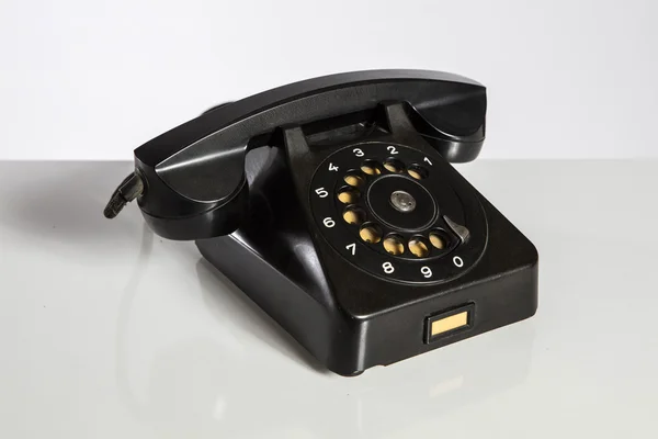 Black telefoon, oude zwarte telefoon geïsoleerd op wit — Stockfoto