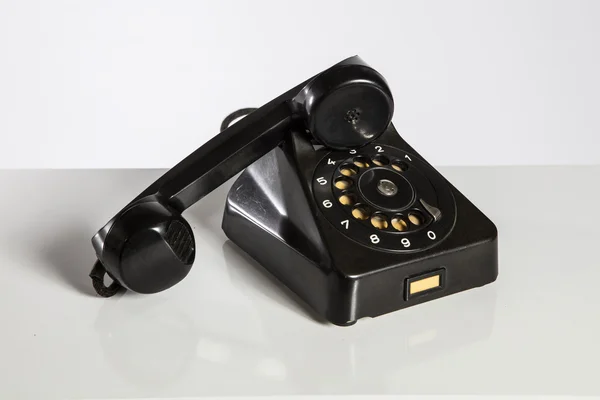 Teléfono negro, viejo teléfono negro aislado en blanco —  Fotos de Stock
