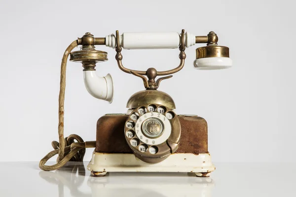 Vieux téléphone, vieux téléphone isolé sur blanc — Photo