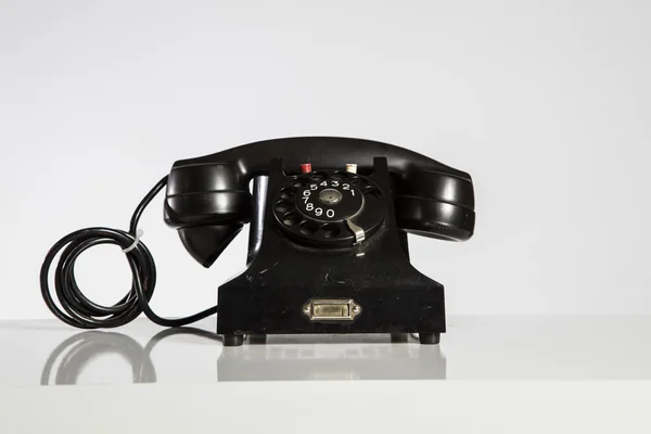 Svart telefon, gamla svart telefon isolerad på vit — Stockfoto