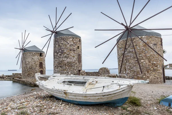 Gamla väderkvarnar i chios på natten — Stockfoto