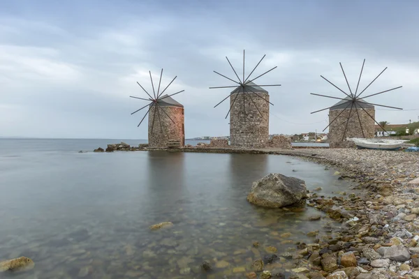 Gamla väderkvarnar i chios på natten — Stockfoto