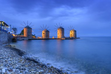 Chios eski yeldeğirmenleri, gece