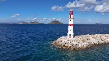 Turgutreis, Bodrum, Türkiye 'deki Ege Sahili' ndeki Kırmızı ve Beyaz Deniz Feneri