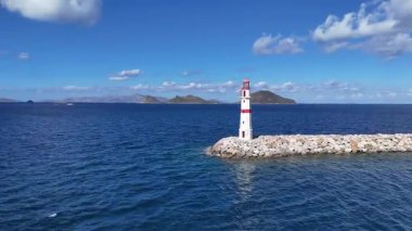 Turgutreis, Bodrum, Türkiye 'deki Ege Sahili' ndeki Kırmızı ve Beyaz Deniz Feneri
