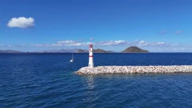 Turgutreis, Bodrum, Türkiye 'deki Ege Sahili' ndeki Kırmızı ve Beyaz Deniz Feneri
