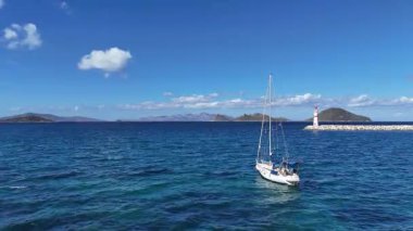 Turgutreis, Bodrum, Türkiye 'deki Ege Sahili' ndeki Kırmızı ve Beyaz Deniz Feneri