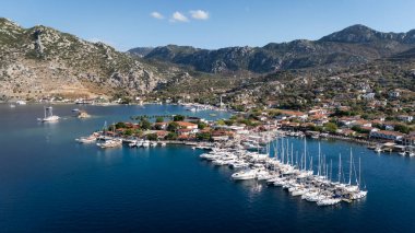 Türkiye 'nin Marmaris kentindeki Selimiye Körfezi ve Yelkenlilerin Hava Görüntüsü