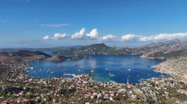Türkiye 'nin Marmaris kentindeki Selimiye Körfezi ve Yelkenlilerin Hava Görüntüsü