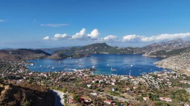 Türkiye 'nin Marmaris kentindeki Selimiye Körfezi ve Yelkenlilerin Hava Görüntüsü