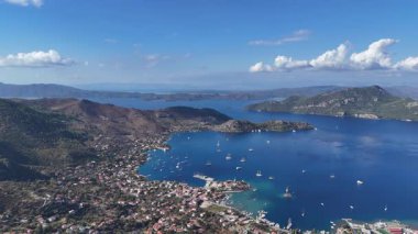 Türkiye 'nin Marmaris kentindeki Selimiye Körfezi ve Yelkenlilerin Hava Görüntüsü