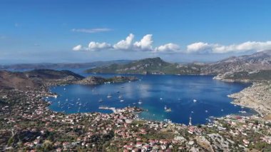 Türkiye 'nin Marmaris kentindeki Selimiye Körfezi ve Yelkenlilerin Hava Görüntüsü