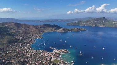 Türkiye 'nin Marmaris kentindeki Selimiye Körfezi ve Yelkenlilerin Hava Görüntüsü