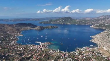 Türkiye 'nin Marmaris kentindeki Selimiye Körfezi ve Yelkenlilerin Hava Görüntüsü