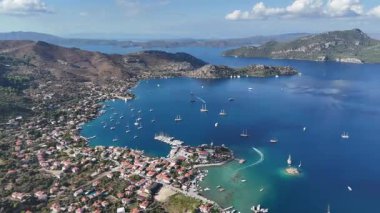 Türkiye 'nin Marmaris kentindeki Selimiye Körfezi ve Yelkenlilerin Hava Görüntüsü