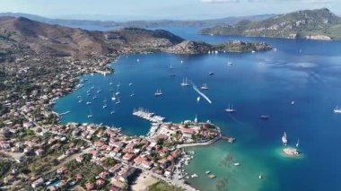 Türkiye 'nin Marmaris kentindeki Selimiye Körfezi ve Yelkenlilerin Hava Görüntüsü