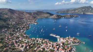 Türkiye 'nin Marmaris kentindeki Selimiye Körfezi ve Yelkenlilerin Hava Görüntüsü