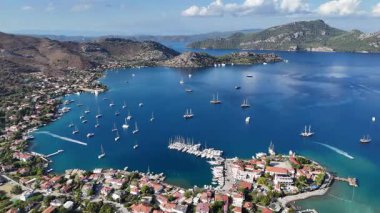 Türkiye 'nin Marmaris kentindeki Selimiye Körfezi ve Yelkenlilerin Hava Görüntüsü