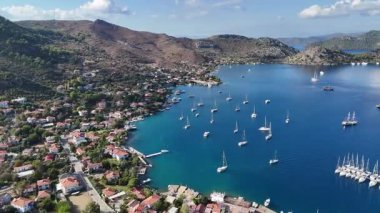 Türkiye 'nin Marmaris kentindeki Selimiye Körfezi ve Yelkenlilerin Hava Görüntüsü