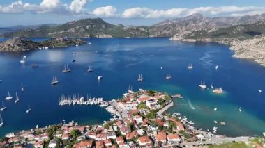 Türkiye 'nin Marmaris kentindeki Selimiye Körfezi ve Yelkenlilerin Hava Görüntüsü