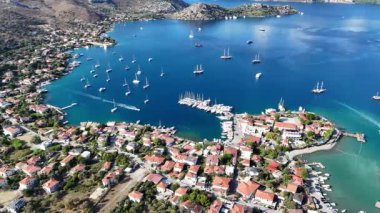 Türkiye 'nin Marmaris kentindeki Selimiye Körfezi ve Yelkenlilerin Hava Görüntüsü