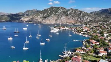 Türkiye 'nin Marmaris kentindeki Selimiye Körfezi ve Yelkenlilerin Hava Görüntüsü