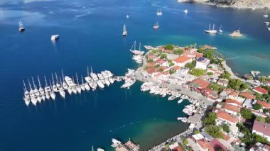 Türkiye 'nin Marmaris kentindeki Selimiye Körfezi ve Yelkenlilerin Hava Görüntüsü