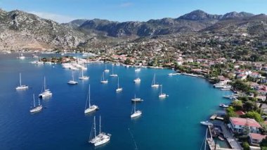 Türkiye 'nin Marmaris kentindeki Selimiye Körfezi ve Yelkenlilerin Hava Görüntüsü