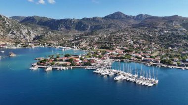 Türkiye 'nin Marmaris kentindeki Selimiye Körfezi ve Yelkenlilerin Hava Görüntüsü