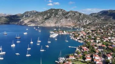 Türkiye 'nin Marmaris kentindeki Selimiye Körfezi ve Yelkenlilerin Hava Görüntüsü