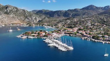 Türkiye 'nin Marmaris kentindeki Selimiye Körfezi ve Yelkenlilerin Hava Görüntüsü