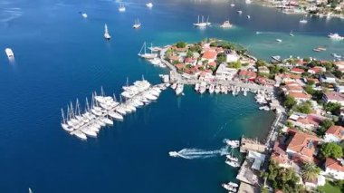 Türkiye 'nin Marmaris kentindeki Selimiye Körfezi ve Yelkenlilerin Hava Görüntüsü