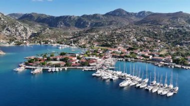 Türkiye 'nin Marmaris kentindeki Selimiye Körfezi ve Yelkenlilerin Hava Görüntüsü