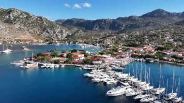 Türkiye 'nin Marmaris kentindeki Selimiye Körfezi ve Yelkenlilerin Hava Görüntüsü