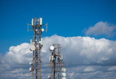 Mavi Gök Altında Antenli Telekomünikasyon Kuleleri