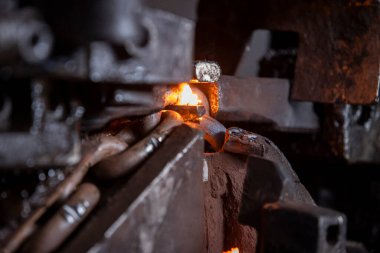 Sanayi Makinesinde Sıcak Metal Zincir Bağlantı Kaynağı