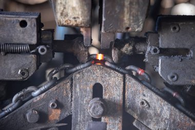 Sanayi Makinesinde Sıcak Metal Zincir Bağlantı Kaynağı