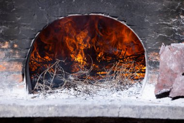 Geleneksel Taş Fırının İçinde Yanan Ahşap