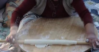 Kırsal Mutfakta Kadın Elleri Tarafından Geleneksel Türk Hamur Hazırlama