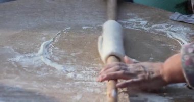 Kırsal Mutfakta Kadın Elleri Tarafından Geleneksel Türk Hamur Hazırlama