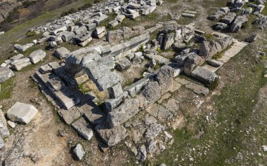 Apollon Lairbenos Tapınağı 'nın antik kalıntıları Cal, Denizli yakınlarındaki Asartepe Tepesi' nde yer alıyor ve manzaralı ve tarihi atmosferli Buyuk Menderes Vadisi 'ne bakıyor..