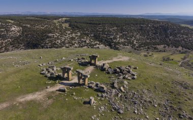 Türkiye 'nin Ulubey kenti yakınlarındaki Blaundus Antik Kenti' nin hava aracı görüntüsü, Ege bölgesinden tarihi kalıntılar, taş yapılar ve dramatik manzaralar sergiliyor..