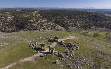 Türkiye 'nin Ulubey kenti yakınlarındaki Blaundus Antik Kenti' nin hava aracı görüntüsü, Ege bölgesinden tarihi kalıntılar, taş yapılar ve dramatik manzaralar sergiliyor..