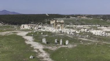 Usak Türkiye 'deki Blaundus Antik Şehir Harabelerinin Hava Aracı Videosu, Sinema Manzarası