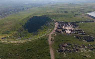 Türkiye 'nin Denizli kentindeki Laodikeia Antik Kenti' nin hava aracı görüntüsü, Ege bölgesindeki antik kalıntıları, taş yapıları ve geniş tarihi manzaraları gözler önüne seriyor..