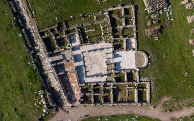 Türkiye 'nin Denizli kentindeki Laodikeia Antik Kenti' nin hava aracı görüntüsü, Ege bölgesindeki antik kalıntıları, taş yapıları ve geniş tarihi manzaraları gözler önüne seriyor..