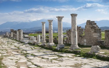 Türkiye 'nin Denizli kentindeki Laodikeia Antik Kenti kalıntıları, Ege bölgesindeki antik mimari, taş yapılar ve manzaralı tarihi manzaralara ev sahipliği yapıyor..