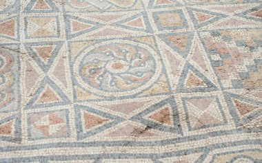 Türkiye 'nin Denizli kentindeki Laodikeia Antik Kenti kalıntıları, Ege bölgesindeki antik mimari, taş yapılar ve manzaralı tarihi manzaralara ev sahipliği yapıyor..