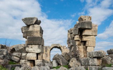 Türkiye 'nin Denizli kentindeki Laodikeia Antik Kenti kalıntıları, Ege bölgesindeki antik mimari, taş yapılar ve manzaralı tarihi manzaralara ev sahipliği yapıyor..