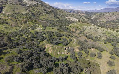 Türkiye 'nin Aydın kentindeki Mastaura Antik Kenti' nin insansız hava aracı görüntüsü, antik kalıntıların, iyi korunmuş Roma amfitiyatrosunun ve yukarıdan çevreleyen manzaranın görüntülerini sergiliyor..